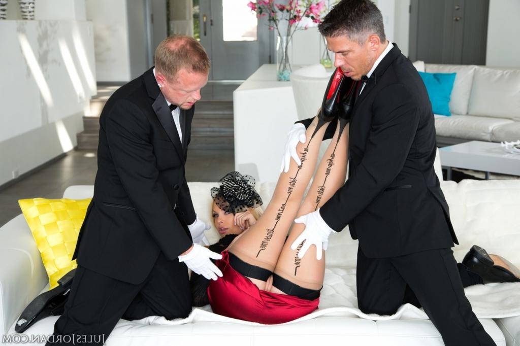 16P Une blonde aux gros seins est déshabillée jusqu'à ses bas nylons chauds avant de faire l'amour avec 2 hommes.