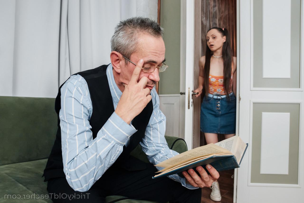 16P La jeune fille Krinzh Baby se fait piéger par son ancien professeur de piano pour qu'elle ait des relations sexuelles.