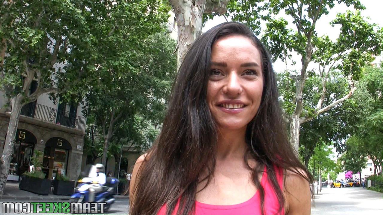 17P Petite adolescente Nataly Gold recebe esperma na boca ao ar livre por dinheiro