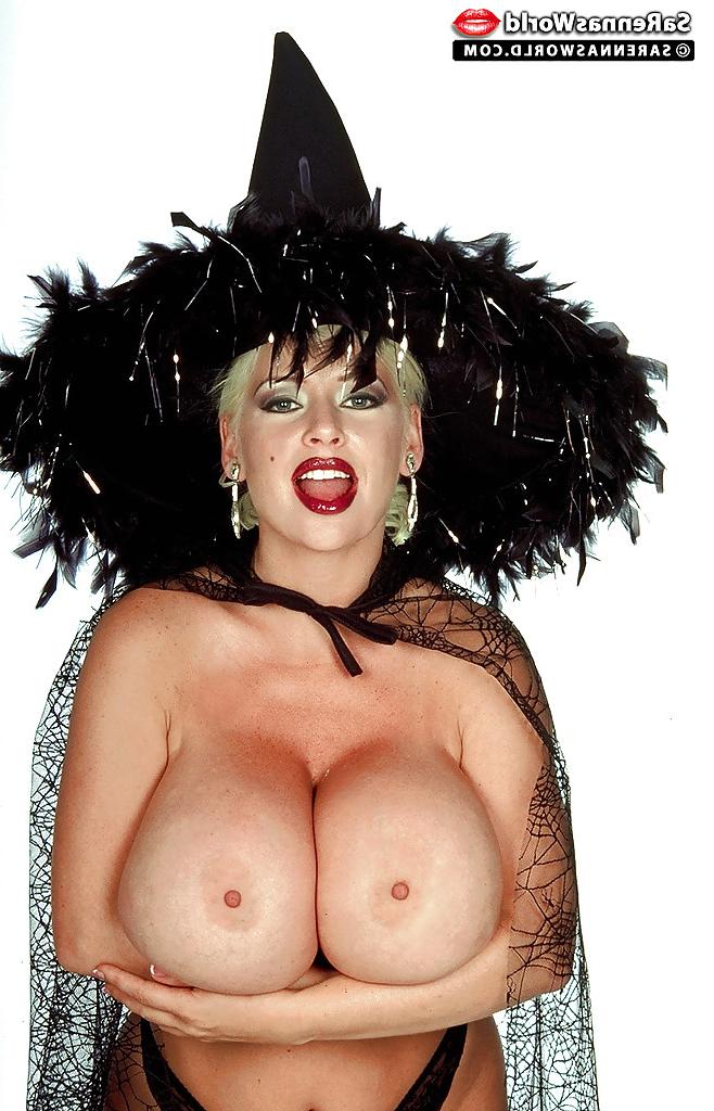 16P A estrela pornográfica SaRenna Lee exibindo peitos monstruosos antes de se masturbar na vagina