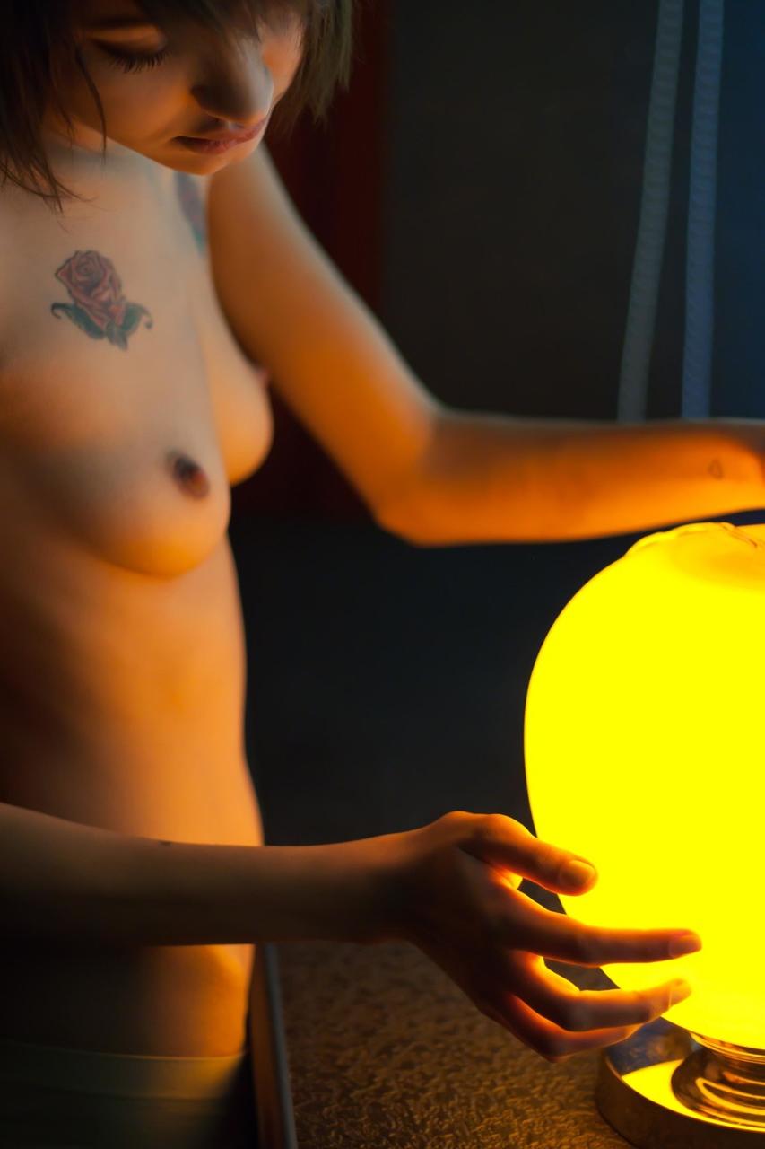 18P Adolescente fofa com tatuagens Vagma mostra seu corpo pequeno e seus peitos pequenos