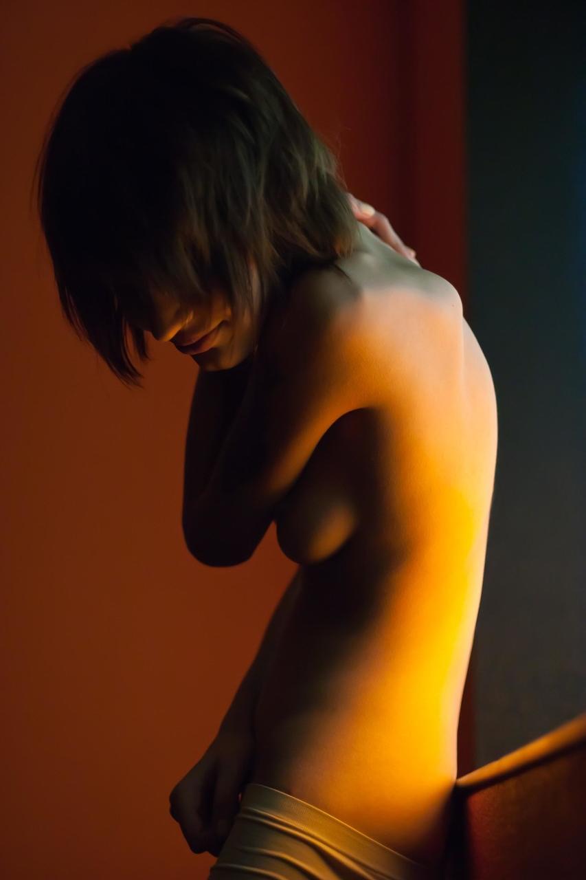 18P Adolescente fofa com tatuagens Vagma mostra seu corpo pequeno e seus peitos pequenos