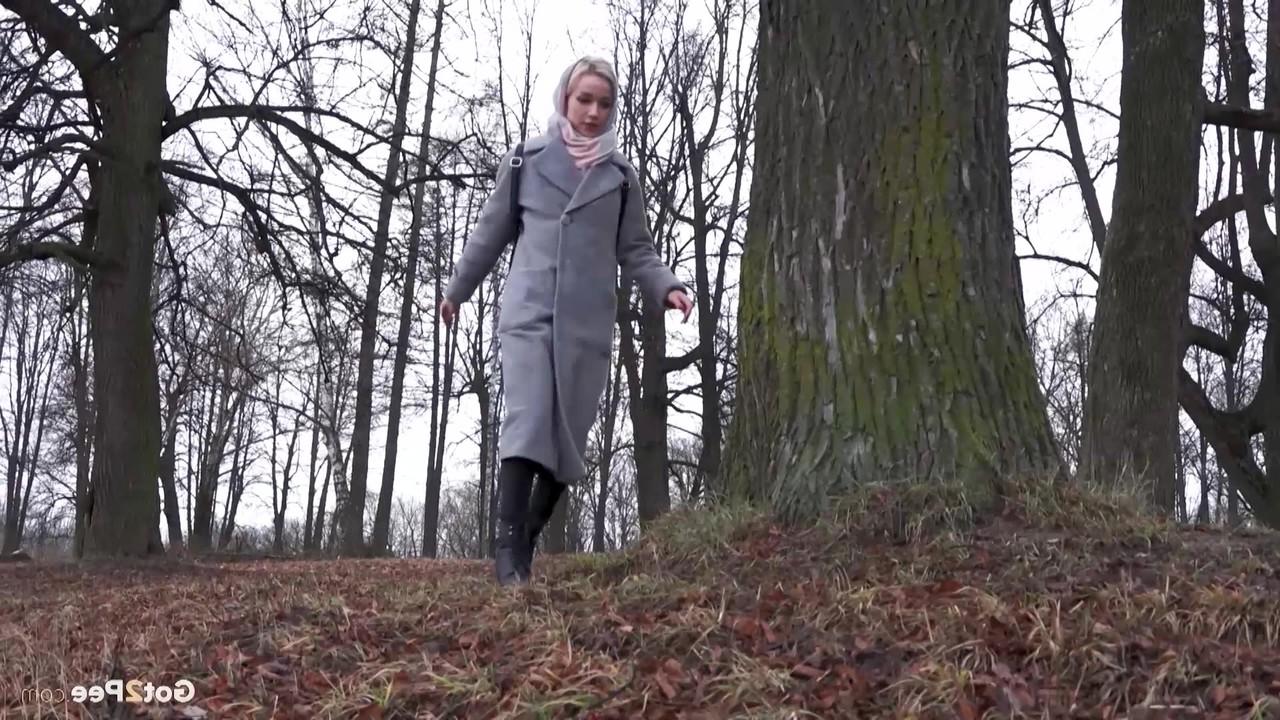 15P Das blonde Mädchen Masha pinkelt an einem kühlen Tag vor einem Baum