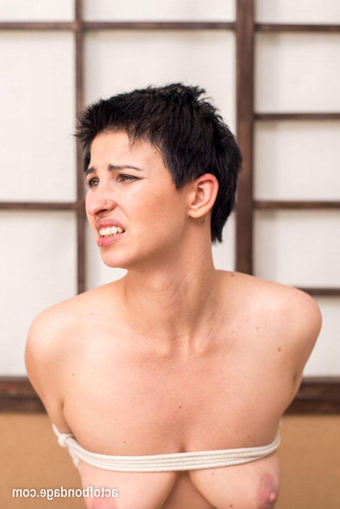 16P Chica joven con pelo corto lucha contra ataduras de cuerda en medias sexys