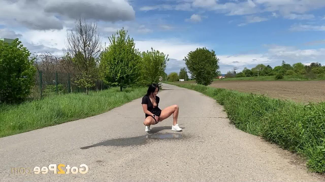 15P La morena Lexi Dona orina en una carretera pavimentada en el campo