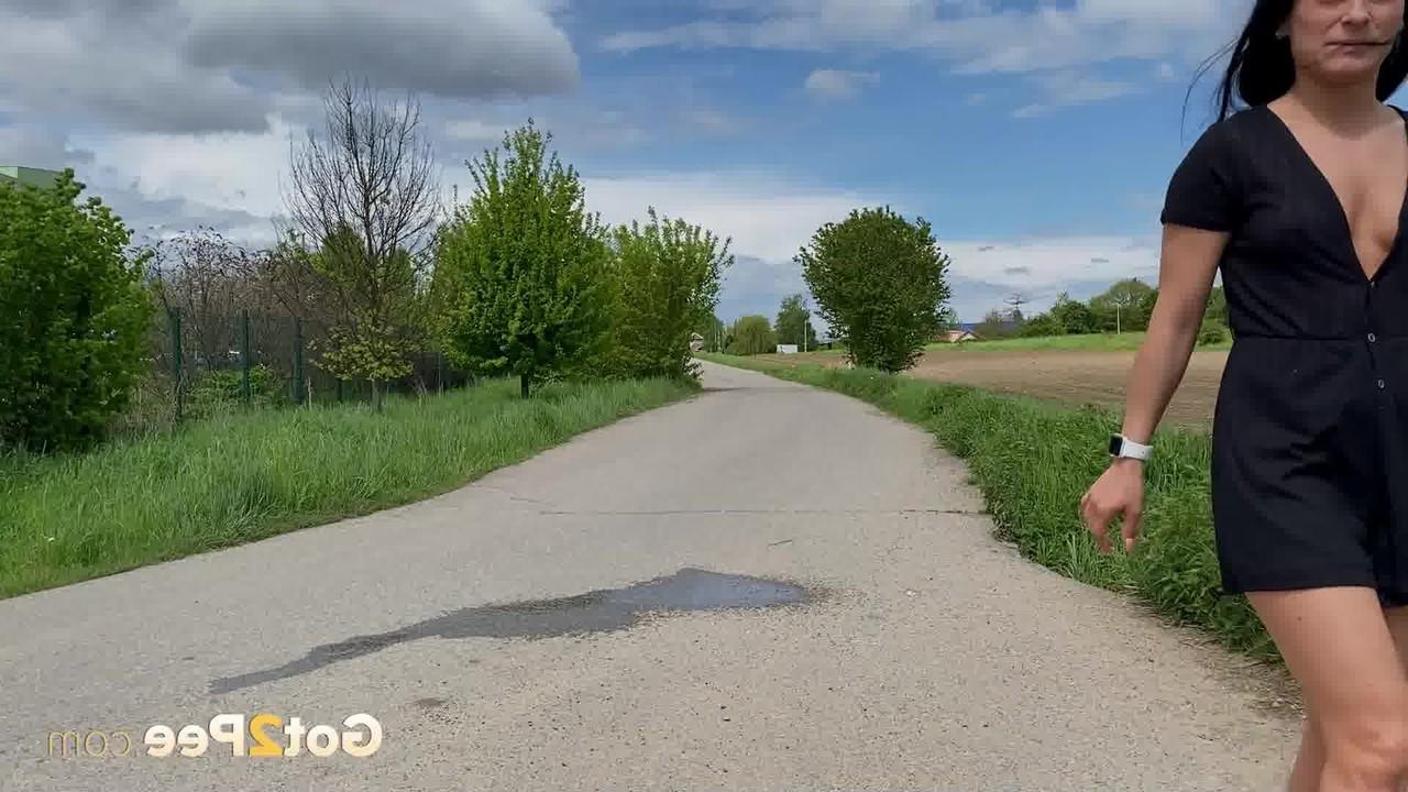 15P La morena Lexi Dona orina en una carretera pavimentada en el campo