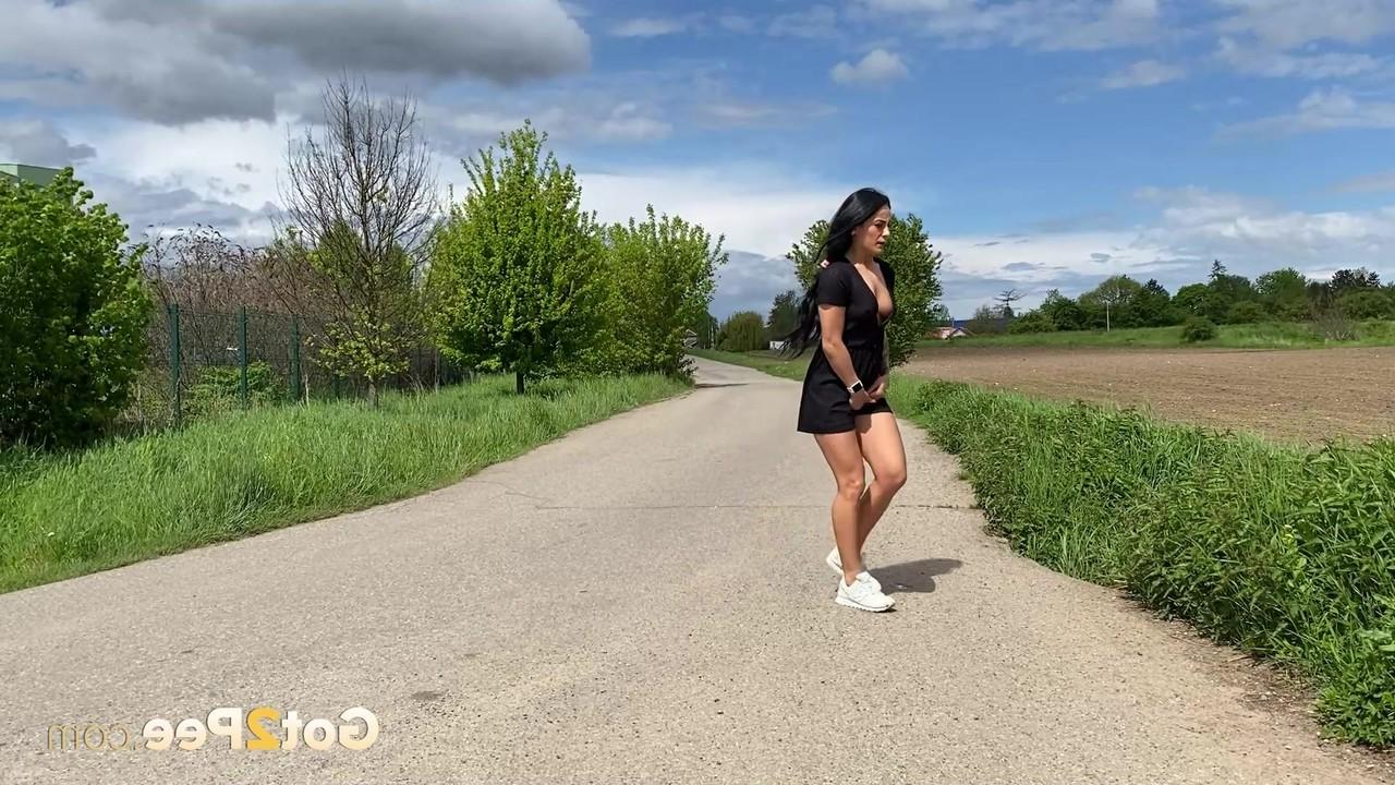 15P La morena Lexi Dona orina en una carretera pavimentada en el campo