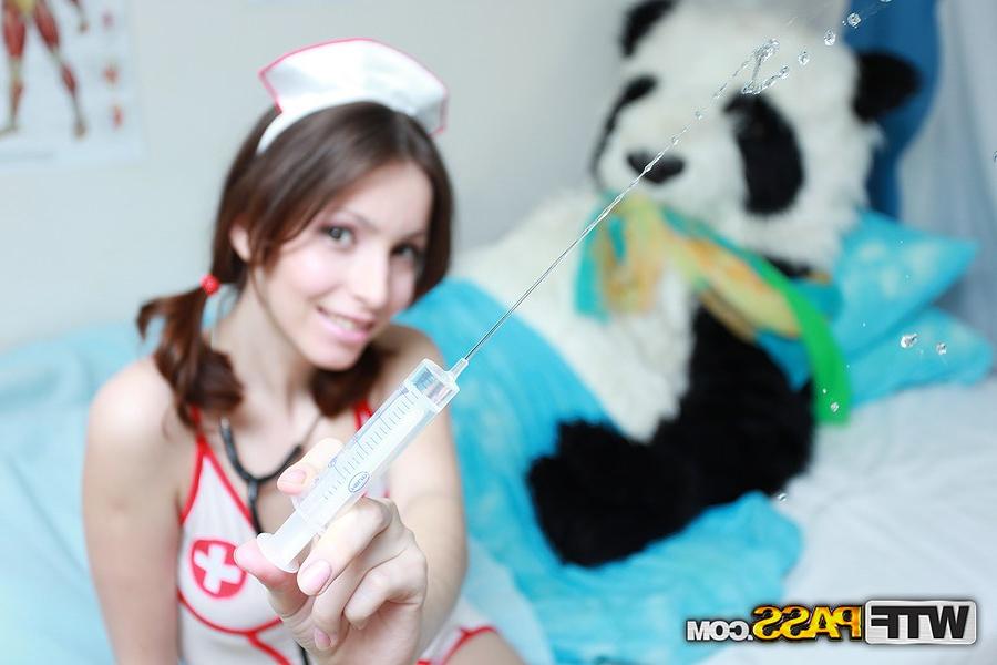16P A enfermeira fofa Nene derrama esperma na língua depois de fazer sexo com um panda