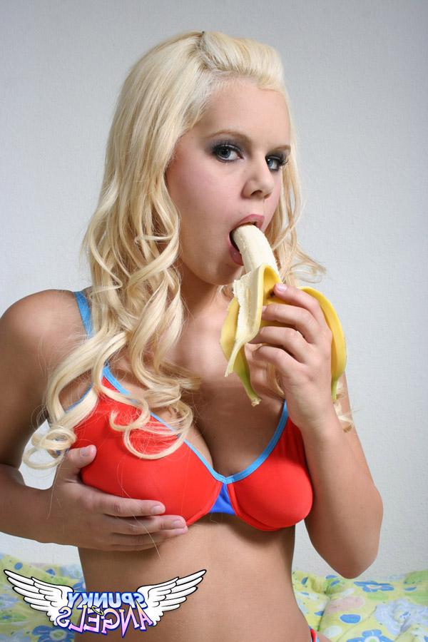 12P Die sexy Blondine Jenny isst eine Banane, bevor sie ihre großen Titten und ihre haarlose Muschi zeigt