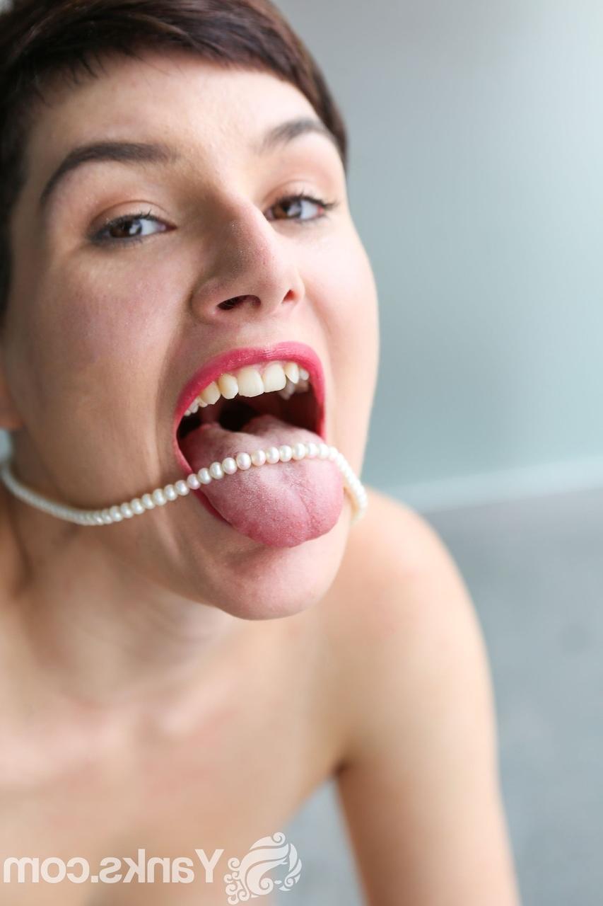 17P 自然なおっぱいを持つショートヘアの美女ピーチーがお尻とトリミングされたマフを明らかにする