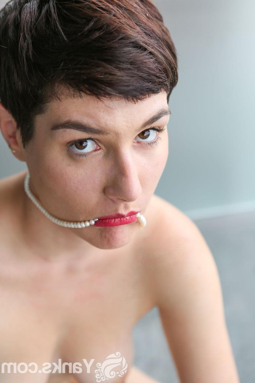 17P 自然なおっぱいを持つショートヘアの美女ピーチーがお尻とトリミングされたマフを明らかにする