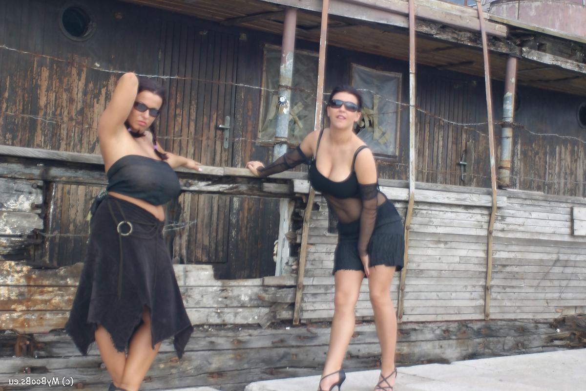 16P Mulheres lésbicas Kora Kryk e Aneta Buena mostram seus peitos grandes para um barco que passa