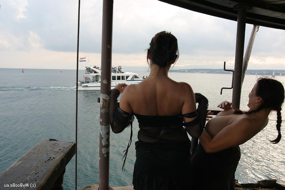 16P Mulheres lésbicas Kora Kryk e Aneta Buena mostram seus peitos grandes para um barco que passa