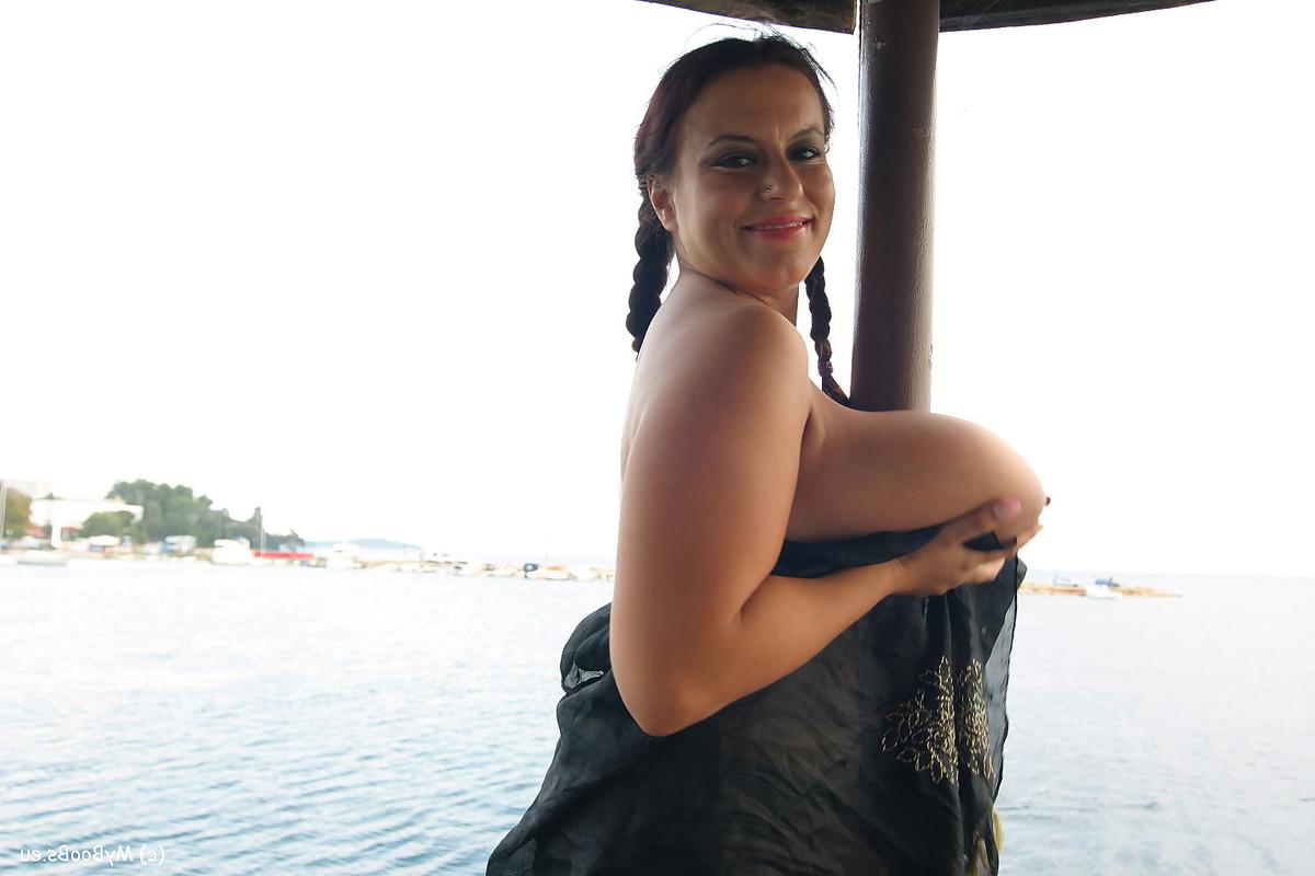 16P Mulheres lésbicas Kora Kryk e Aneta Buena mostram seus peitos grandes para um barco que passa