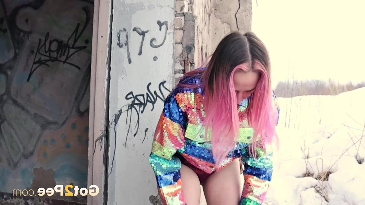 15P Chica sola con cabello rosado Aura orina en un suelo cubierto de nieve