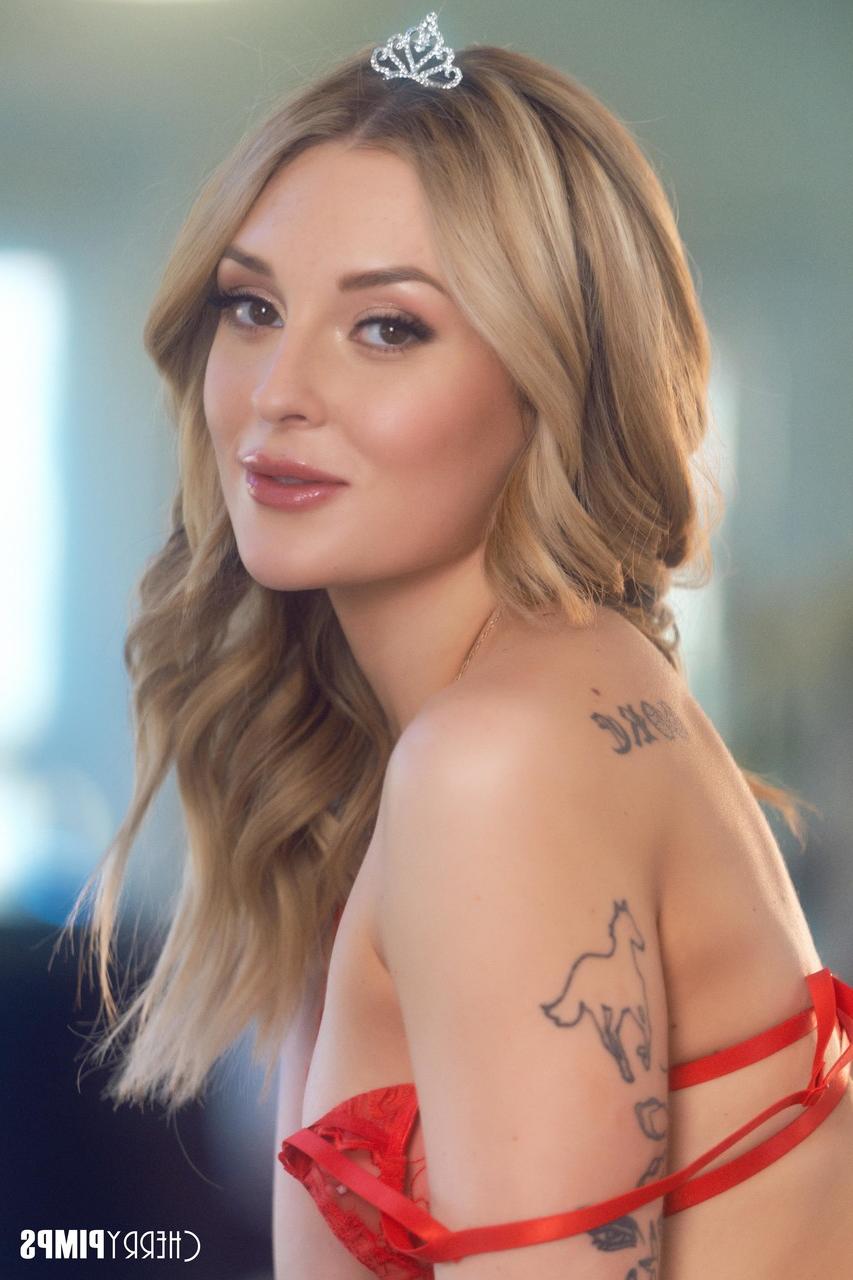 20P A pornstar escaldante Charlotte Sins posa em sua lingerie vermelha e brinca com sua vulva
