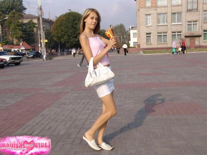 15P Zierlicher Teenie-Amateur zeigt in einem öffentlichen Park einen Upskirt ohne Höschen