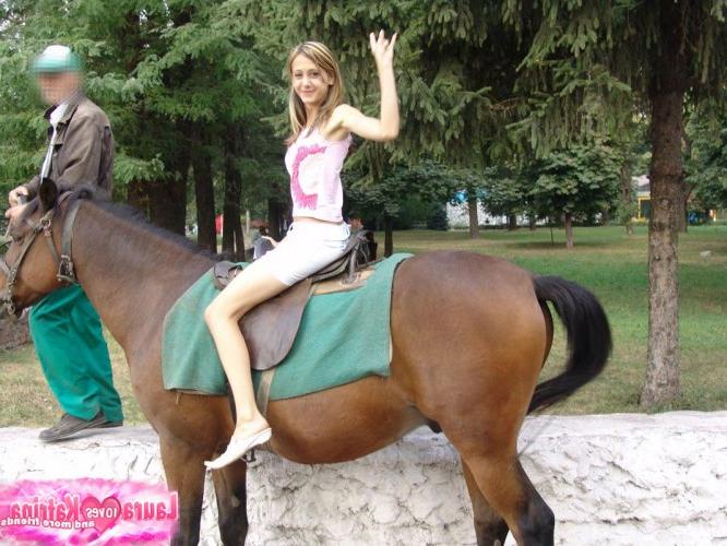 15P Zierlicher Teenie-Amateur zeigt in einem öffentlichen Park einen Upskirt ohne Höschen