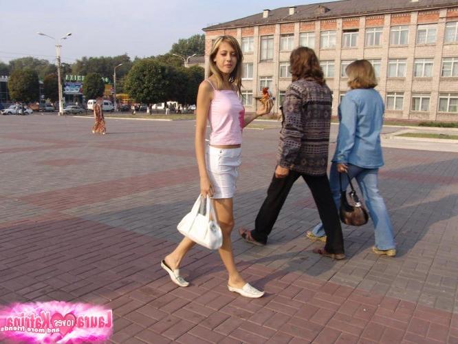 15P Zierlicher Teenie-Amateur zeigt in einem öffentlichen Park einen Upskirt ohne Höschen