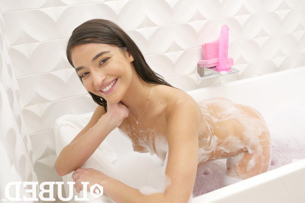 20P La petite jeune Emily Willis s'adonne à des relations sexuelles passionnées et grasses dans la salle de bain.