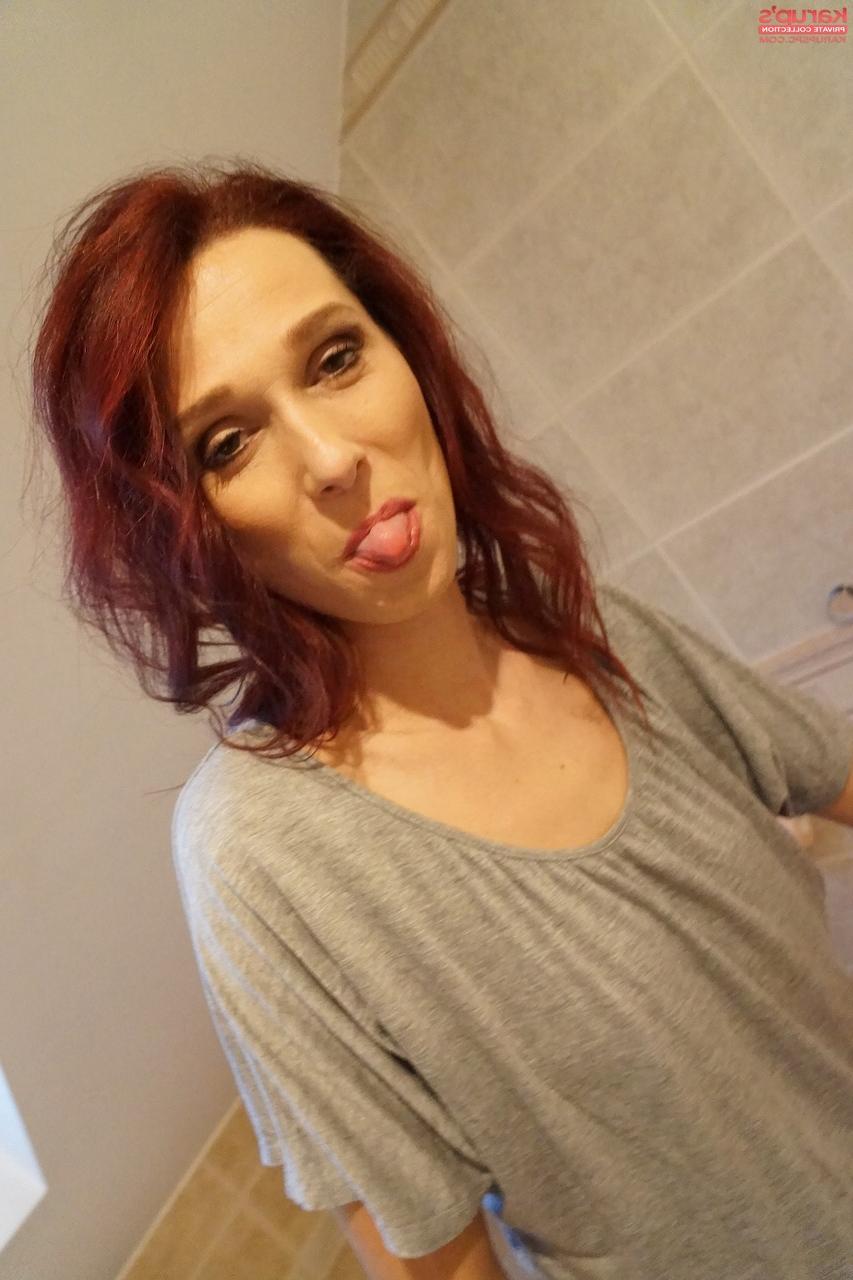 20P A ruiva magrinha Breanne Tozeva dedilha sua buceta aparada no banheiro