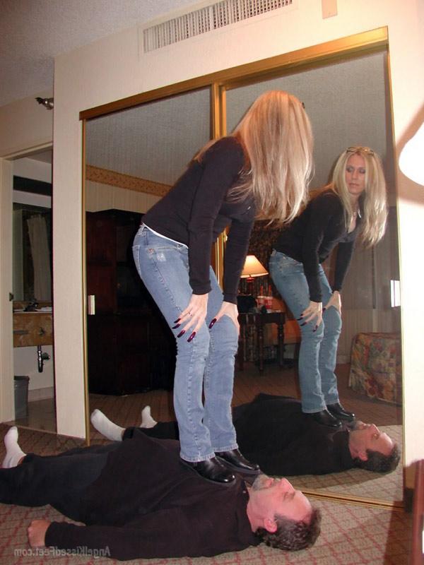 15P Mulher totalmente vestida tira as botas enquanto pisoteia um homem de meias