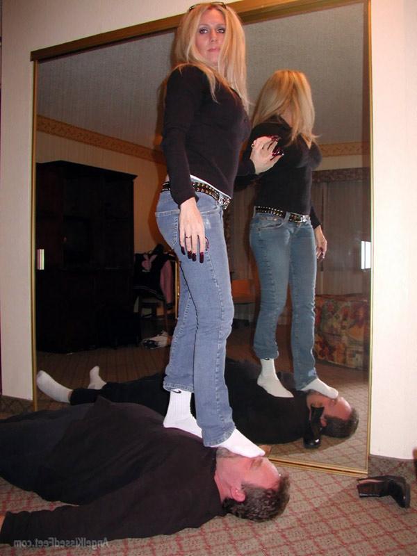 15P Mulher totalmente vestida tira as botas enquanto pisoteia um homem de meias