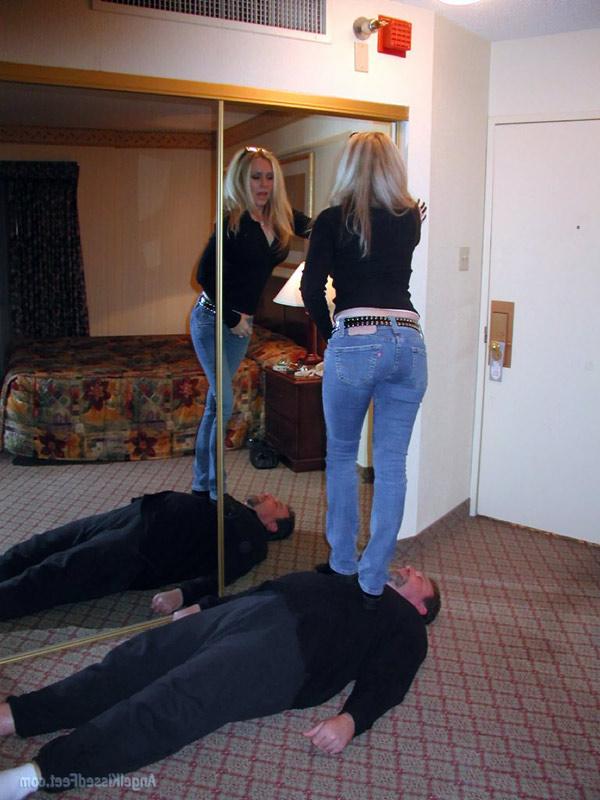 15P Mulher totalmente vestida tira as botas enquanto pisoteia um homem de meias