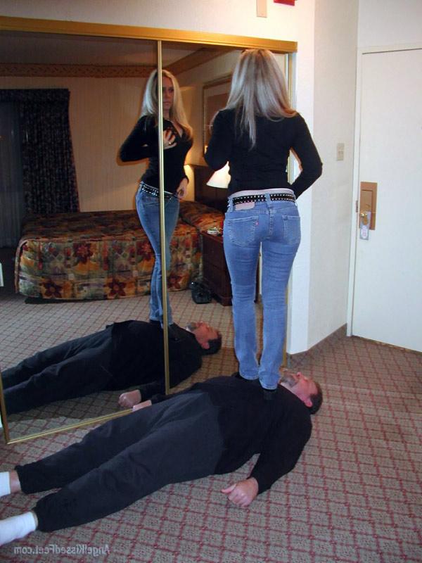15P Mulher totalmente vestida tira as botas enquanto pisoteia um homem de meias