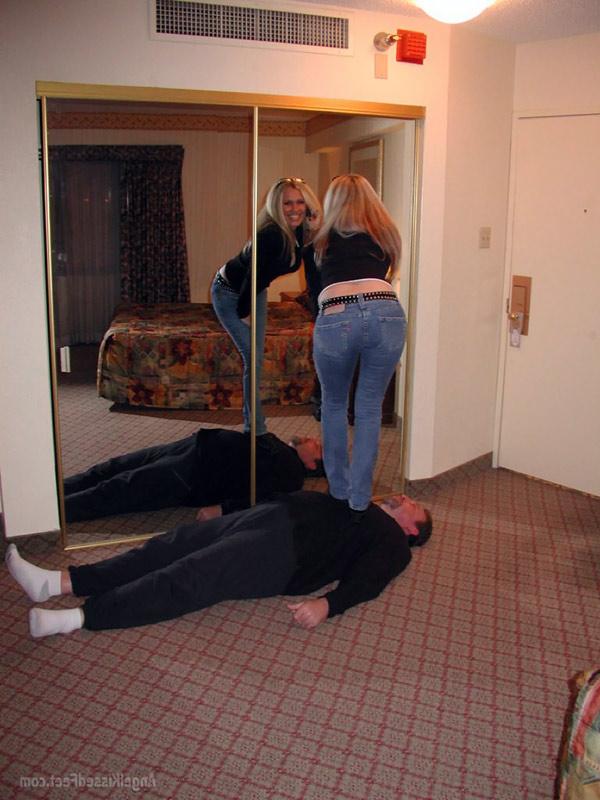 15P Mulher totalmente vestida tira as botas enquanto pisoteia um homem de meias