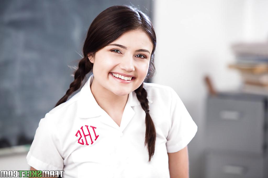 16P Morena adolescente solo Adria Rae trocando o uniforme de colegial em tranças