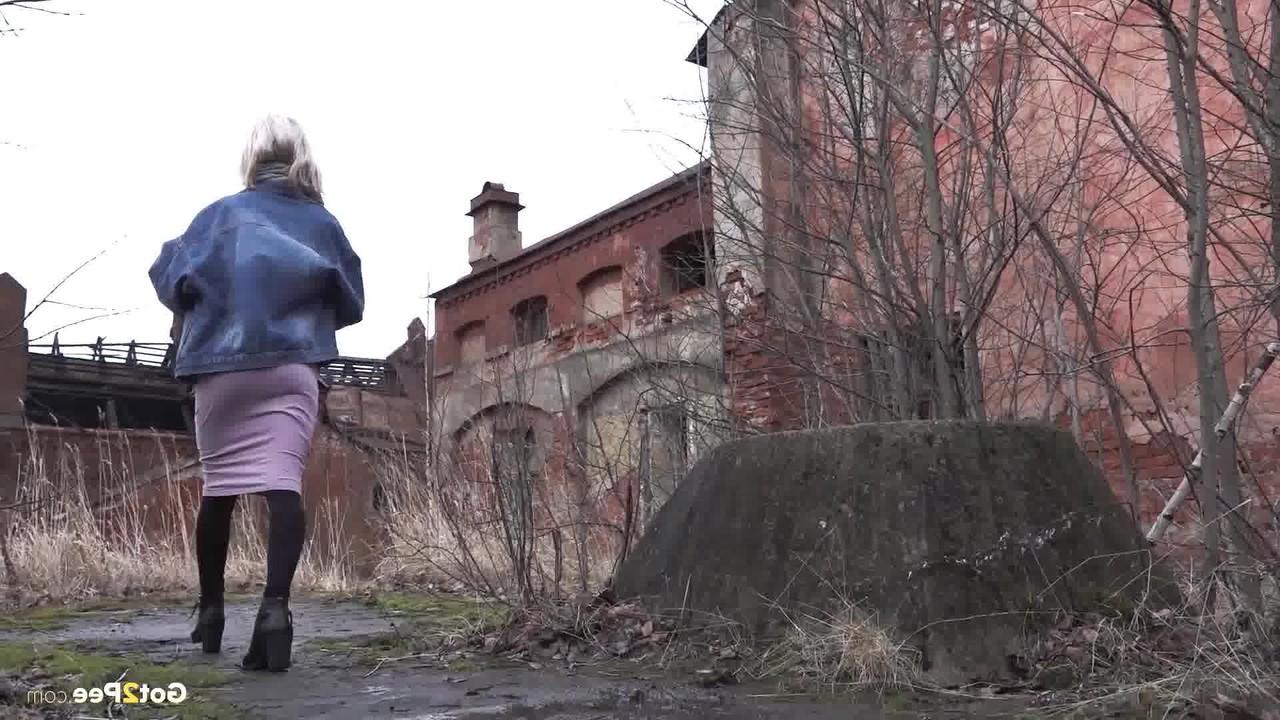 15P La rubia masha se baja las mallas negras para orinar en un terreno cubierto de musgo