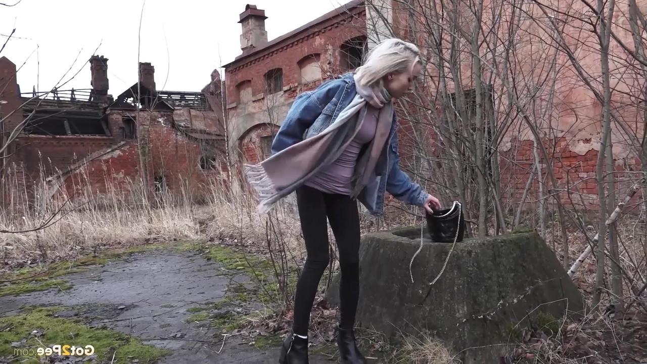 15P La rubia masha se baja las mallas negras para orinar en un terreno cubierto de musgo
