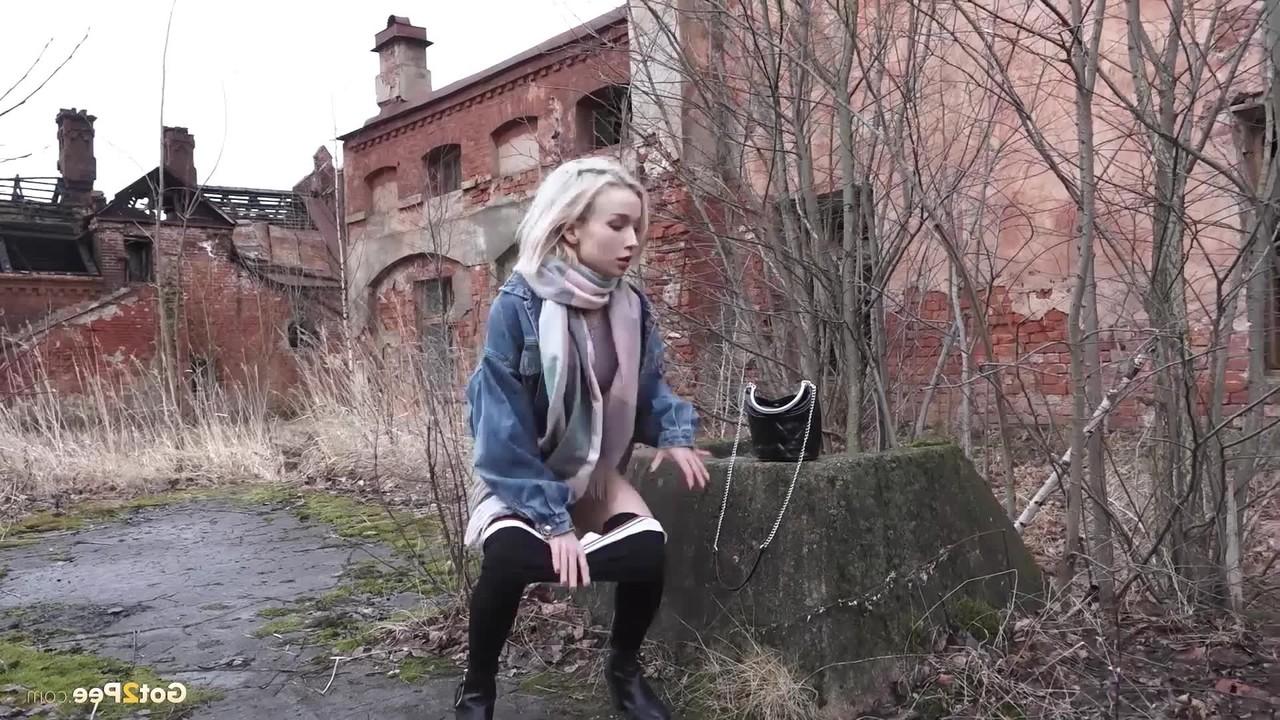 15P La rubia masha se baja las mallas negras para orinar en un terreno cubierto de musgo