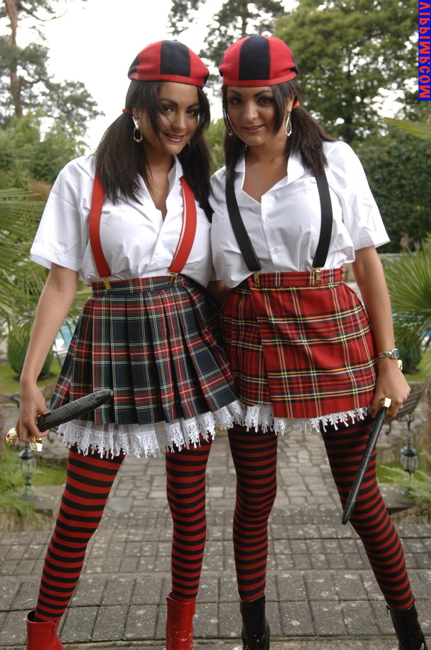 15P Stars du porno à queue de cochon posant dans leurs uniformes super sexy en plein air.