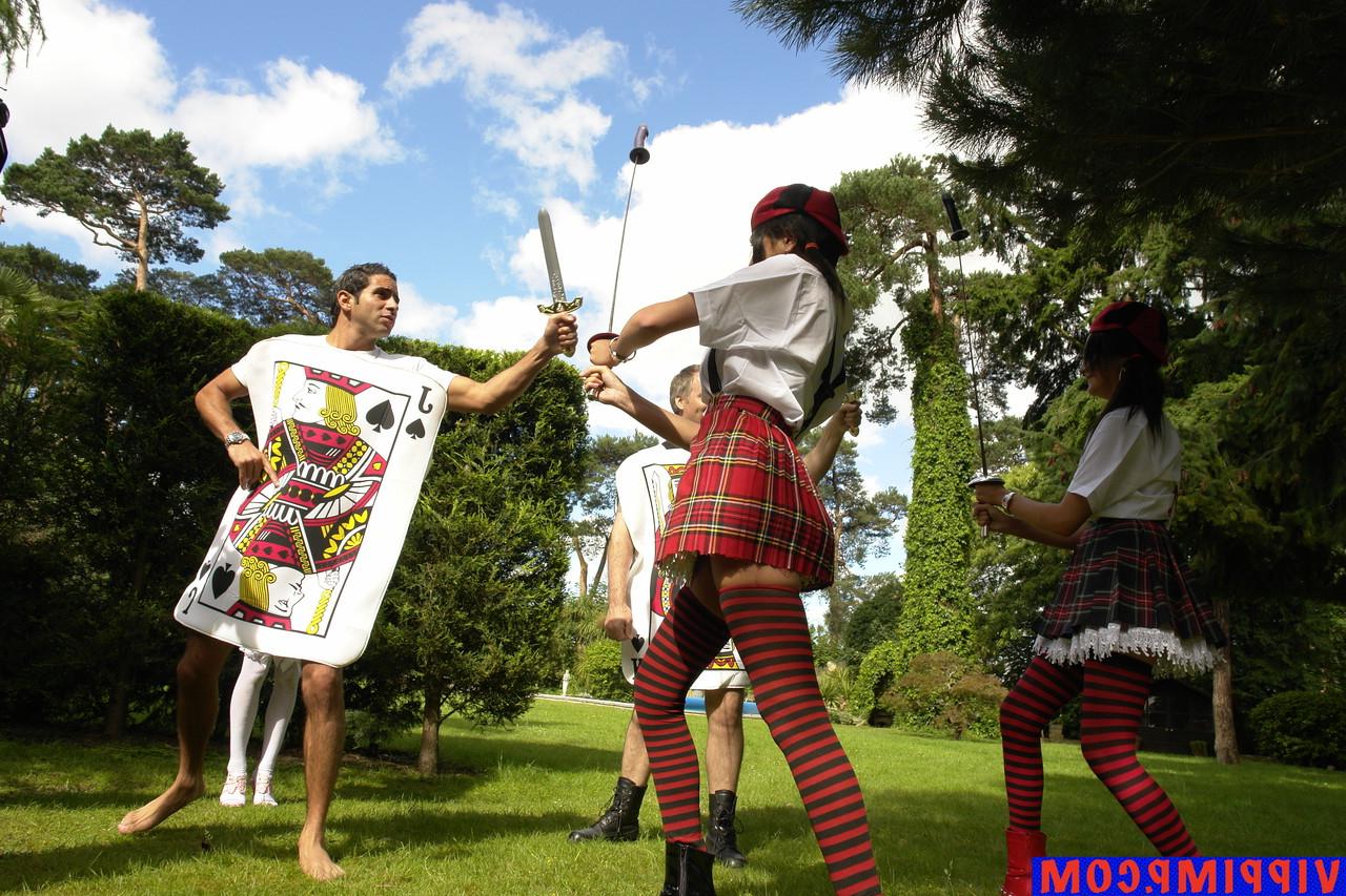 15P Stars du porno à queue de cochon posant dans leurs uniformes super sexy en plein air.
