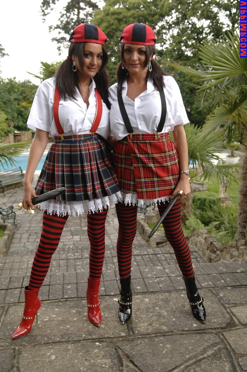 15P Stars du porno à queue de cochon posant dans leurs uniformes super sexy en plein air.