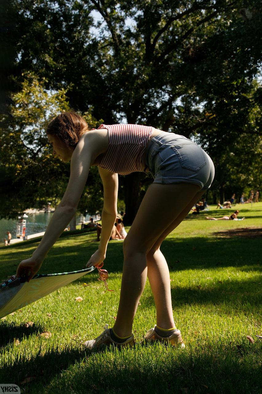 13P Myra Glasford, une amatrice amateur, pose seins nus et prend un bain de soleil dans le parc.