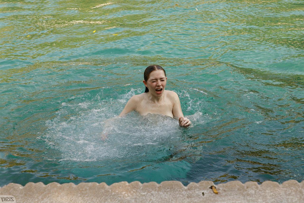 13P Myra Glasford, une amatrice amateur, pose seins nus et prend un bain de soleil dans le parc.