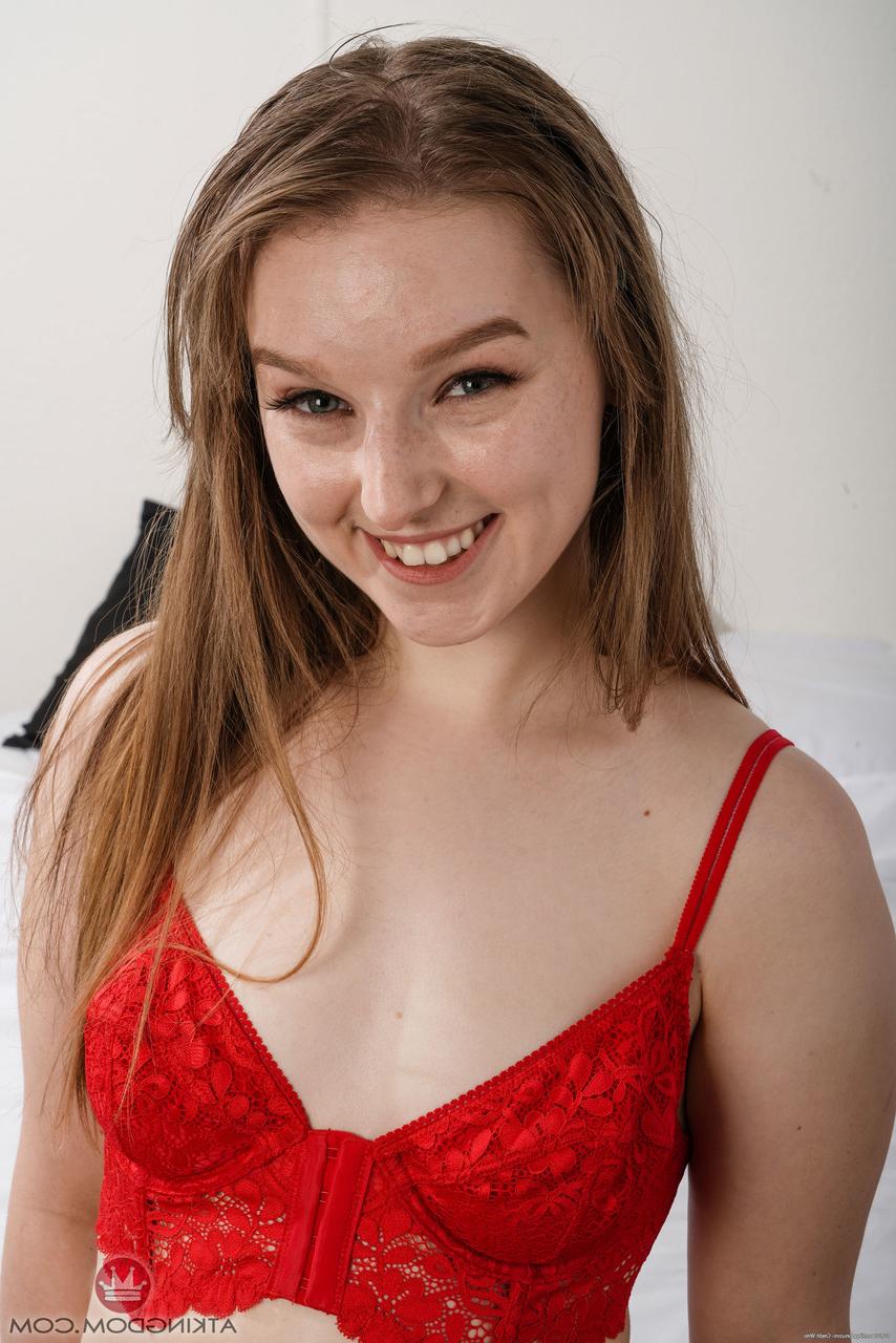 20P La linda amateur Cleo Clementine presenta su cuerpo natural y abre su chocho