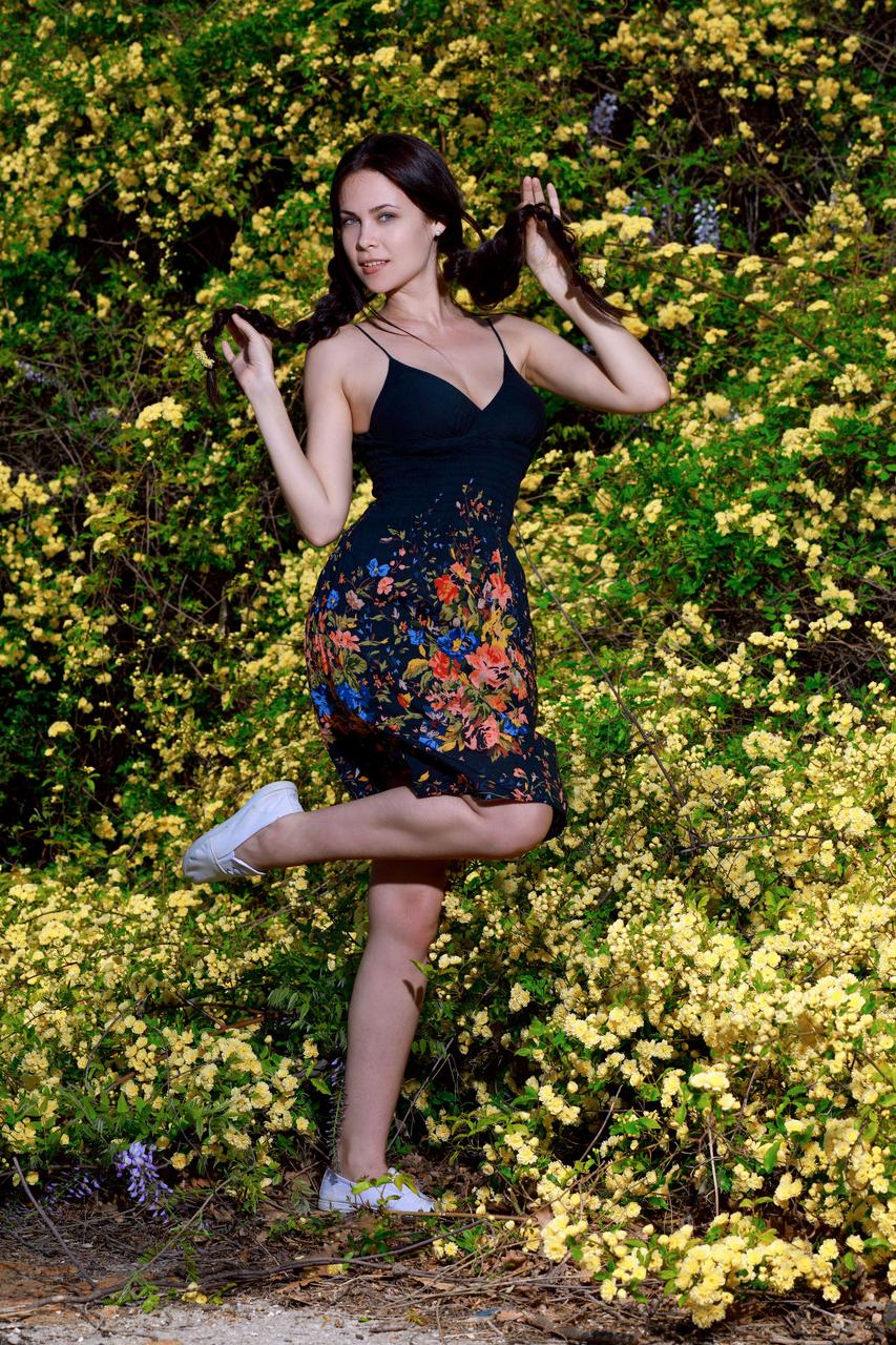 20P La petite mannequin russe Martina Mink se déshabille dans une nature magnifique et montre ses seins.