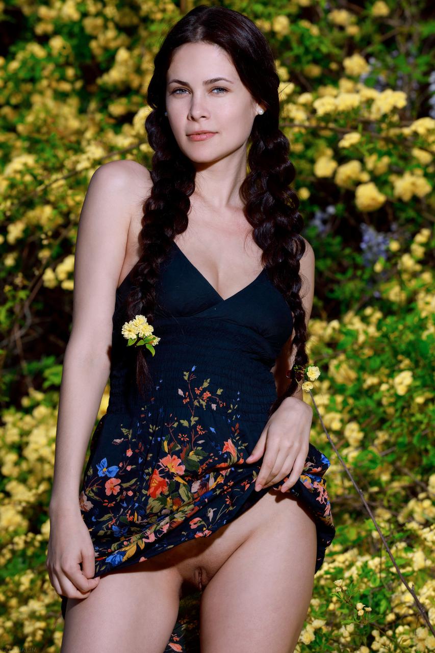 20P La petite mannequin russe Martina Mink se déshabille dans une nature magnifique et montre ses seins.