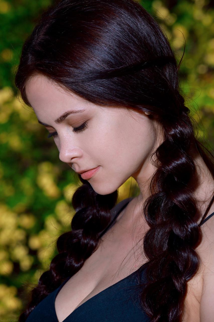 20P La petite mannequin russe Martina Mink se déshabille dans une nature magnifique et montre ses seins.
