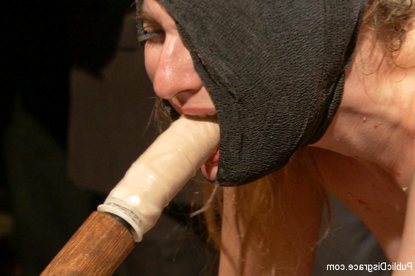 15P Kaukasische Sklavinnen führen versaute Sexakte aus, während ein Publikum zuschaut
