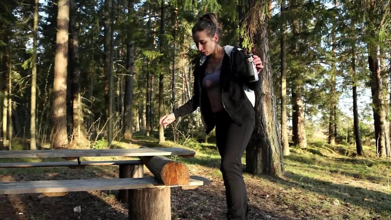 15P Katy Dee mostra sua bunda grande enquanto mija em um parque em uma mesa de piquenique