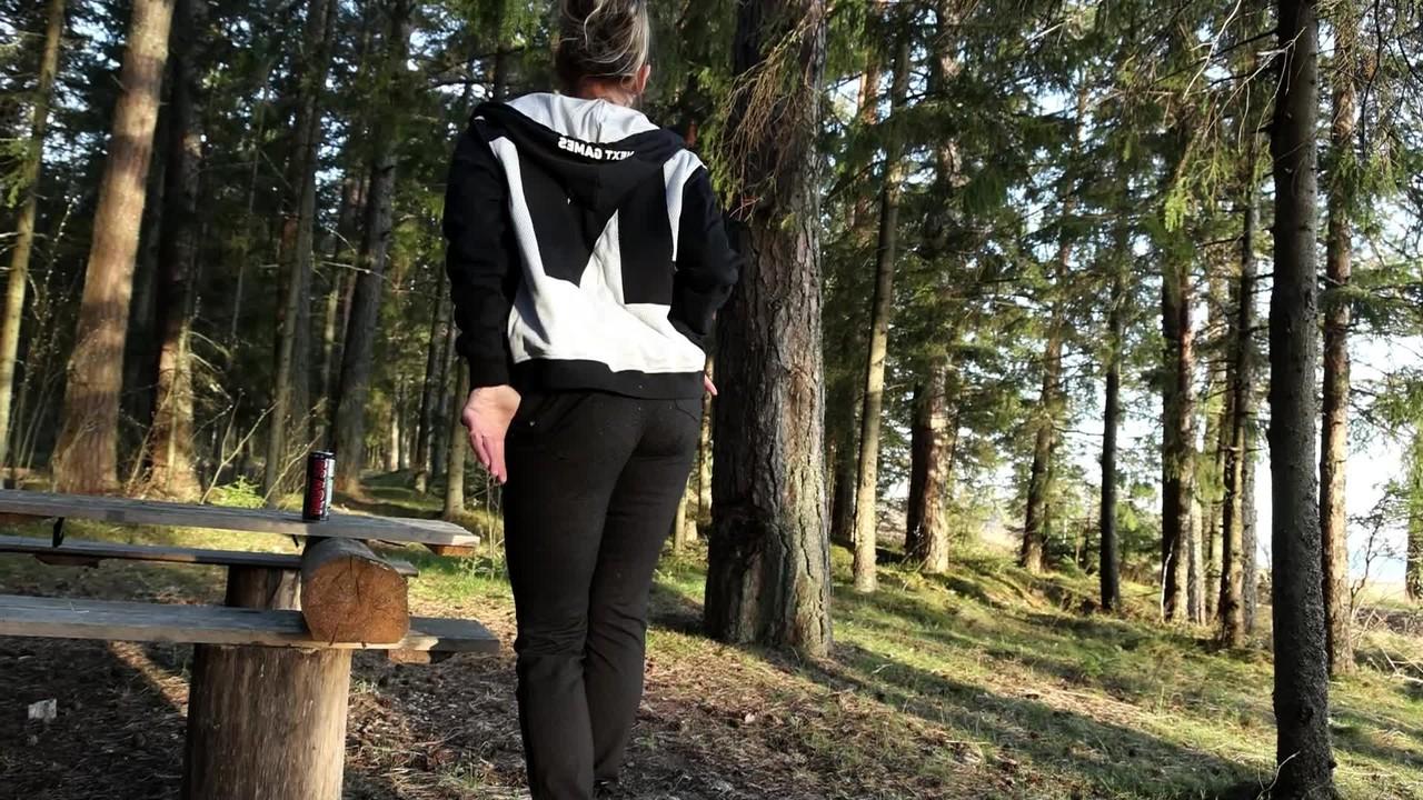 15P Katy Dee mostra sua bunda grande enquanto mija em um parque em uma mesa de piquenique