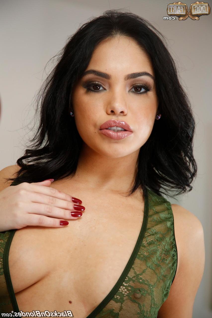 18P La petite Latina Selena Santana exhibe ses fesses rondes et sa chatte sauvée.