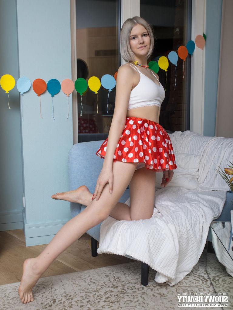 20P Die platinblonde Teenagerin Pat zieht sich während einer Soloshow bis auf ihr Geburtstagskostüm aus