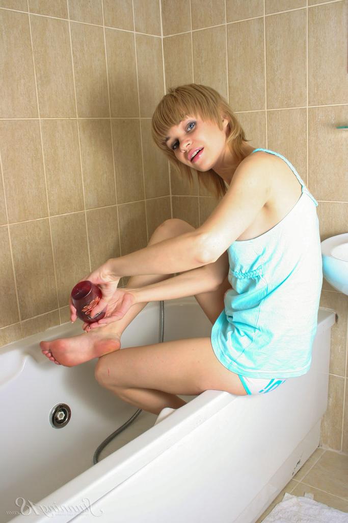 16P L'adorable blonde Cindy B exhibe son corps de 18 ans dans une baignoire