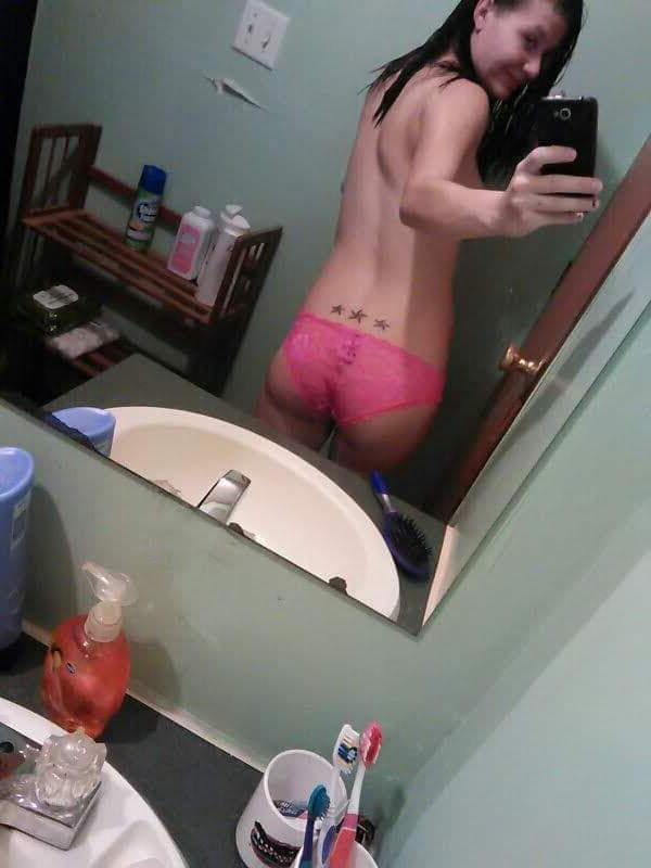 15P La linda y embarazada amateur Amanda Marks se desnuda y posa en el espejo